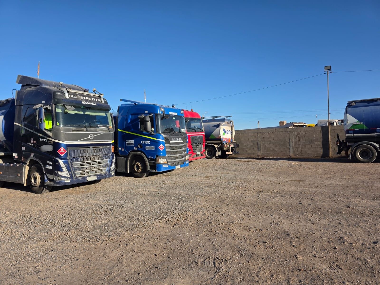 Tractocamiones con semirremolques estanque para combustible en la base de operaciones