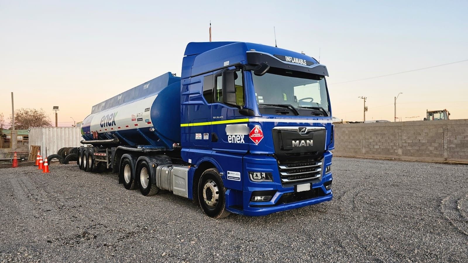 Tractocamión MAN TGX azul de TFM con semirremolque estanque Enex para combustible
