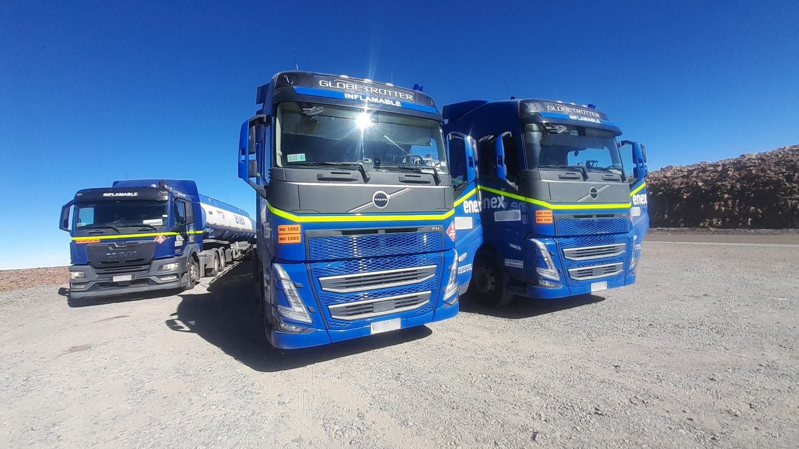 Tres camiones de TFM para cargas peligrosas operando en altura en el norte de Chile