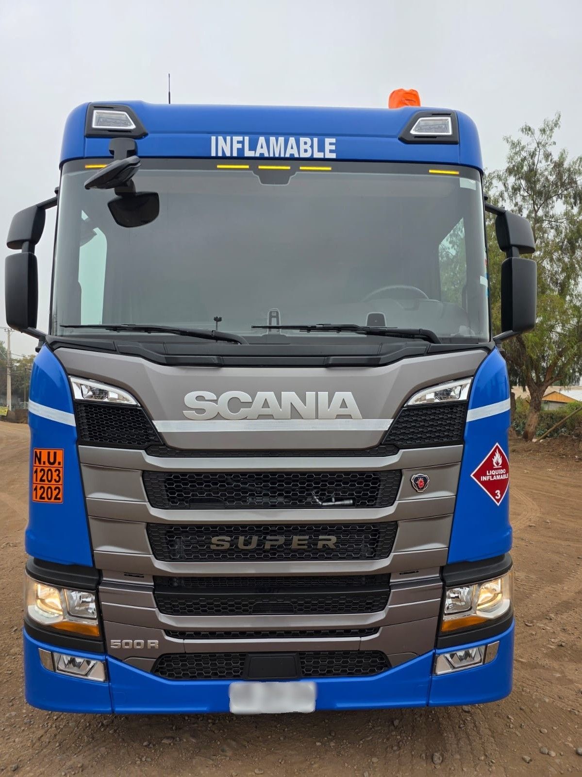 Frontis de tractocamión Scania 500R señalizado para transporte de líquidos inflamables