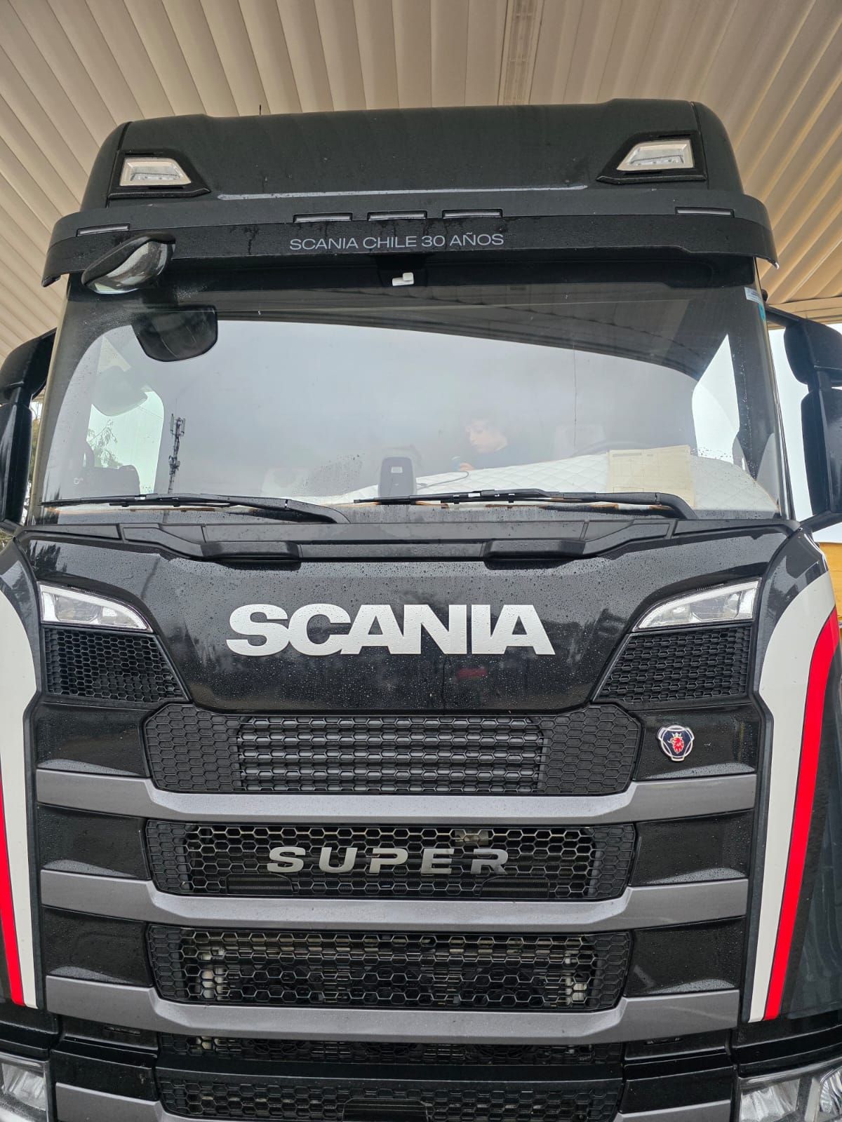 Tractocamión Scania Super con cabina negra de la flota TFM