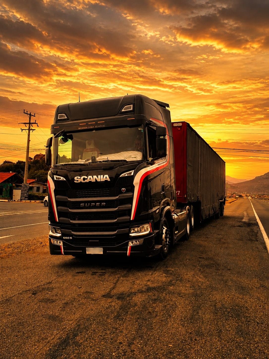 Tractocamión Scania 560S Super de TFM con semirremolque sider en ruta al atardecer